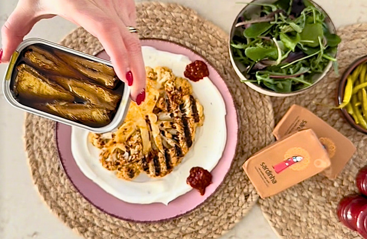 Video laden: Blumenkohl-Steak mit Curry-Sardinen