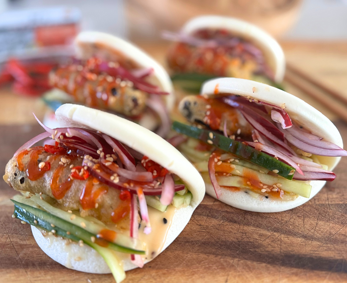 Video laden: Fluffige Bao Buns, knusprige Sardinen, säuerliche Zwiebeln und ein scharfer Sesam-Kick.